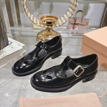 SANDAL BLACK COWHIDE WITH STYLIZED T-STRING