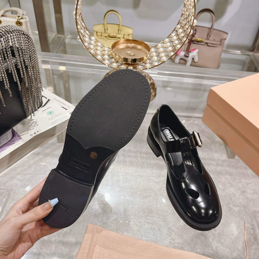 SANDAL BLACK COWHIDE WITH STYLIZED T-STRING