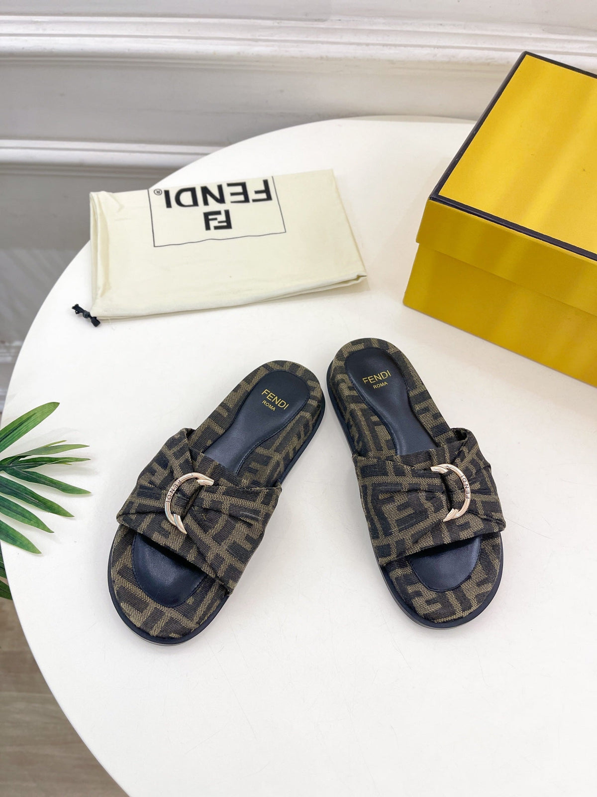 FENDI FLAT SLIPPER IN CEDAR BROWN MIX BLACK MONOGRAM JACQUARD FABRIC WITH GOLD HARDWARE