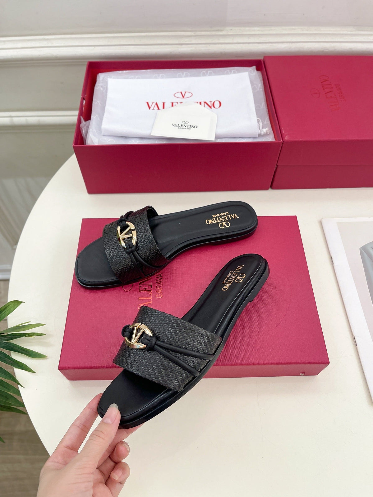 GARAVANI V LOGO SIGNATURE SLIDE IN BLACK RAFFIA AND CALFSKIN