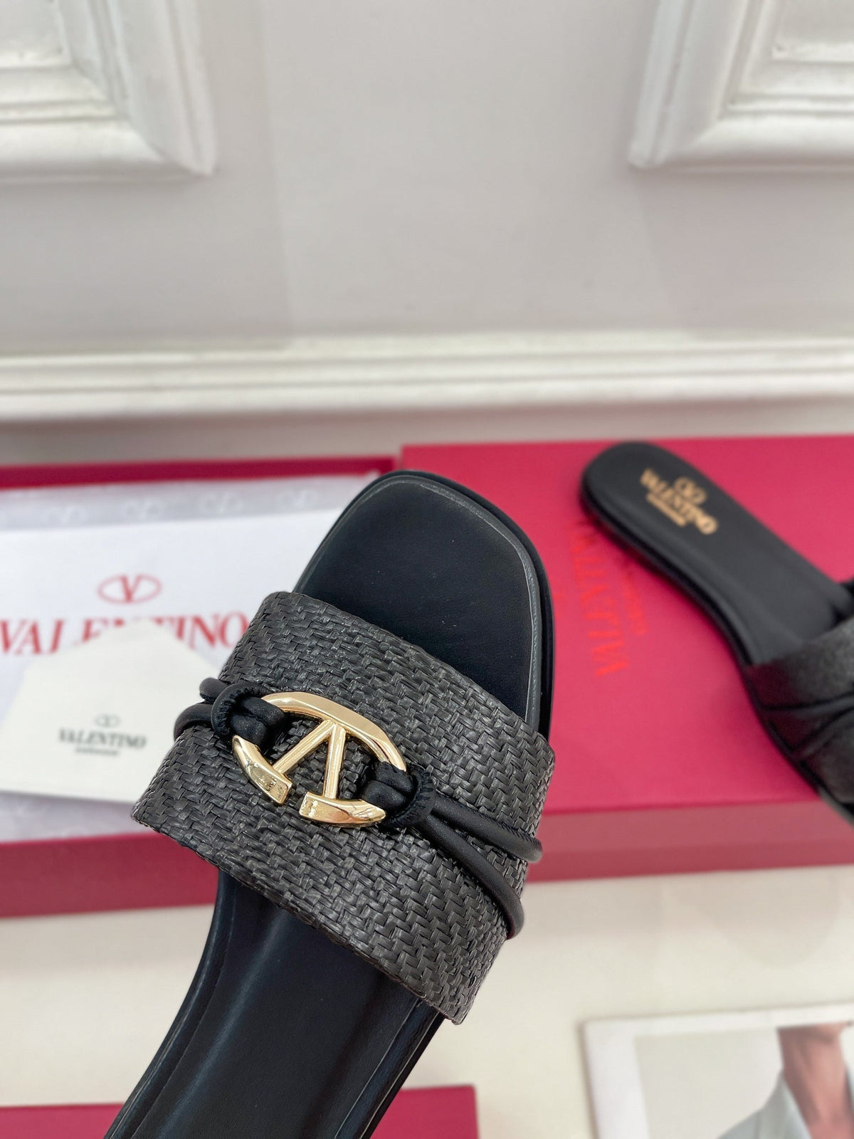 GARAVANI V LOGO SIGNATURE SLIDE IN BLACK RAFFIA AND CALFSKIN