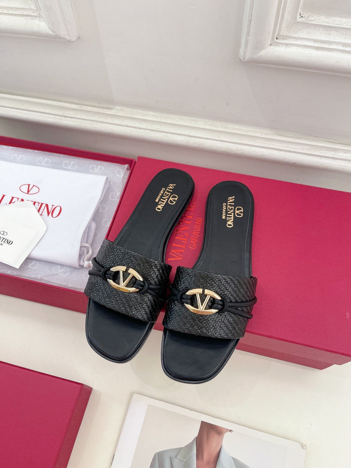 GARAVANI V LOGO SIGNATURE SLIDE IN BLACK RAFFIA AND CALFSKIN