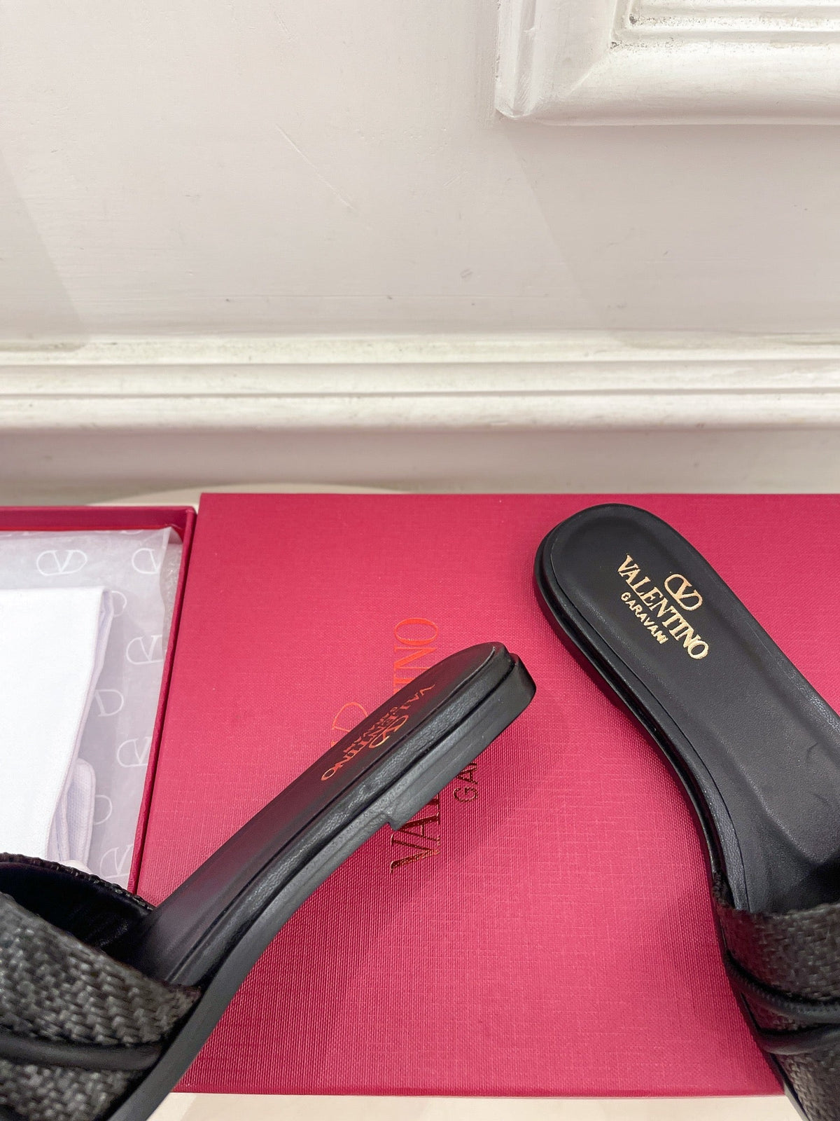 GARAVANI V LOGO SIGNATURE SLIDE IN BLACK RAFFIA AND CALFSKIN