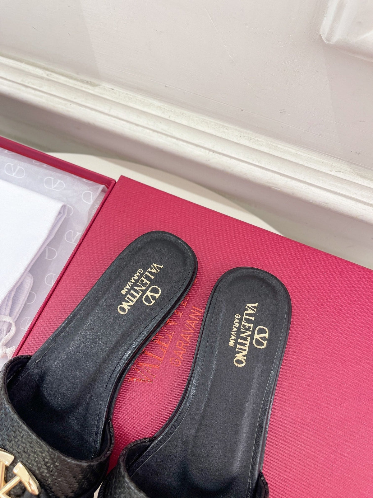 GARAVANI V LOGO SIGNATURE SLIDE IN BLACK RAFFIA AND CALFSKIN