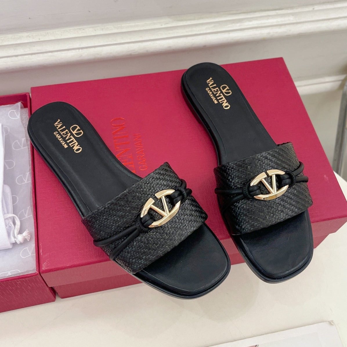 GARAVANI V LOGO SIGNATURE SLIDE IN BLACK RAFFIA AND CALFSKIN
