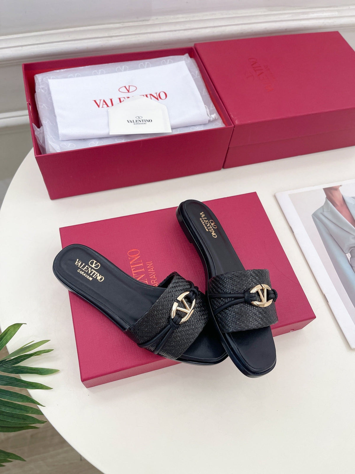 GARAVANI V LOGO SIGNATURE SLIDE IN BLACK RAFFIA AND CALFSKIN