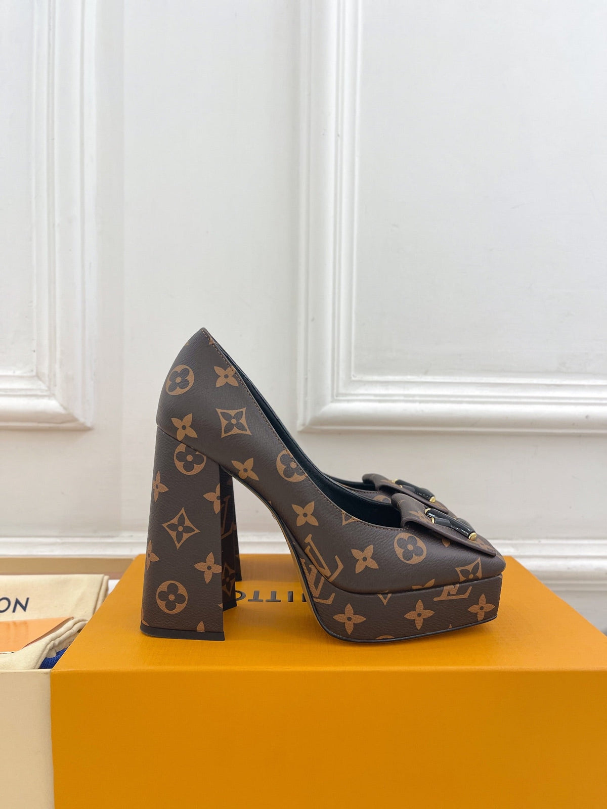 SHAKE MARY JANE HIGH HEEL 12 CM IN CHOCOLATE BROWN MONOGRAM CALFSKIN