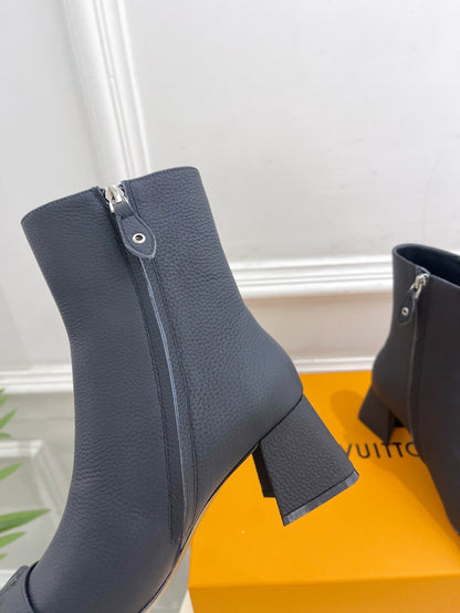 ANKLE BOOTS BLOCK HEEL 5.5 CM IN BLACK PEPPLE CALFSKIN