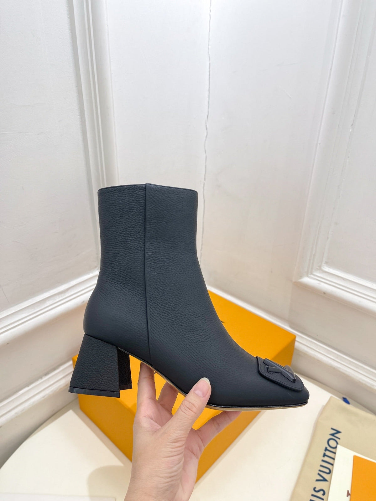 ANKLE BOOTS BLOCK HEEL 5.5 CM IN BLACK PEPPLE CALFSKIN