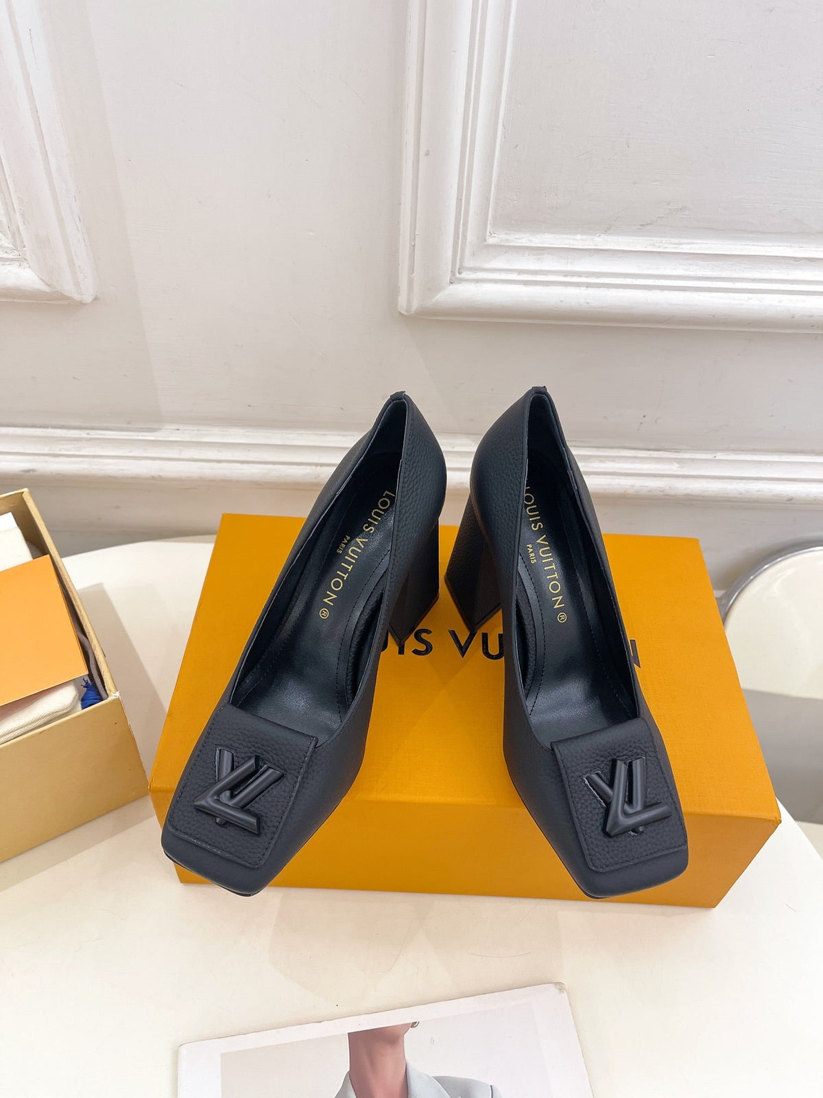 SHAKE PUMP BLOCK HEEL 9 CM SANDALS IN BLACK PEPPLE CALFSKIN