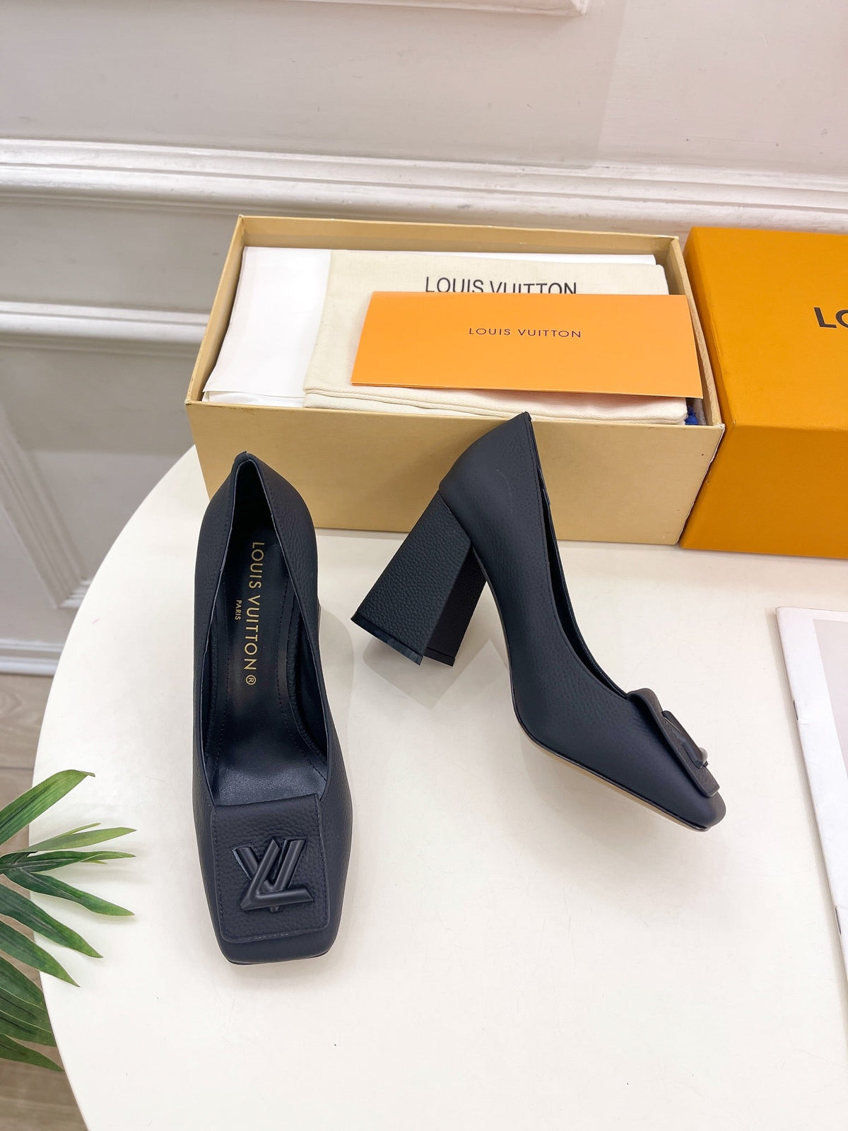 SHAKE PUMP BLOCK HEEL 9 CM SANDALS IN BLACK PEPPLE CALFSKIN