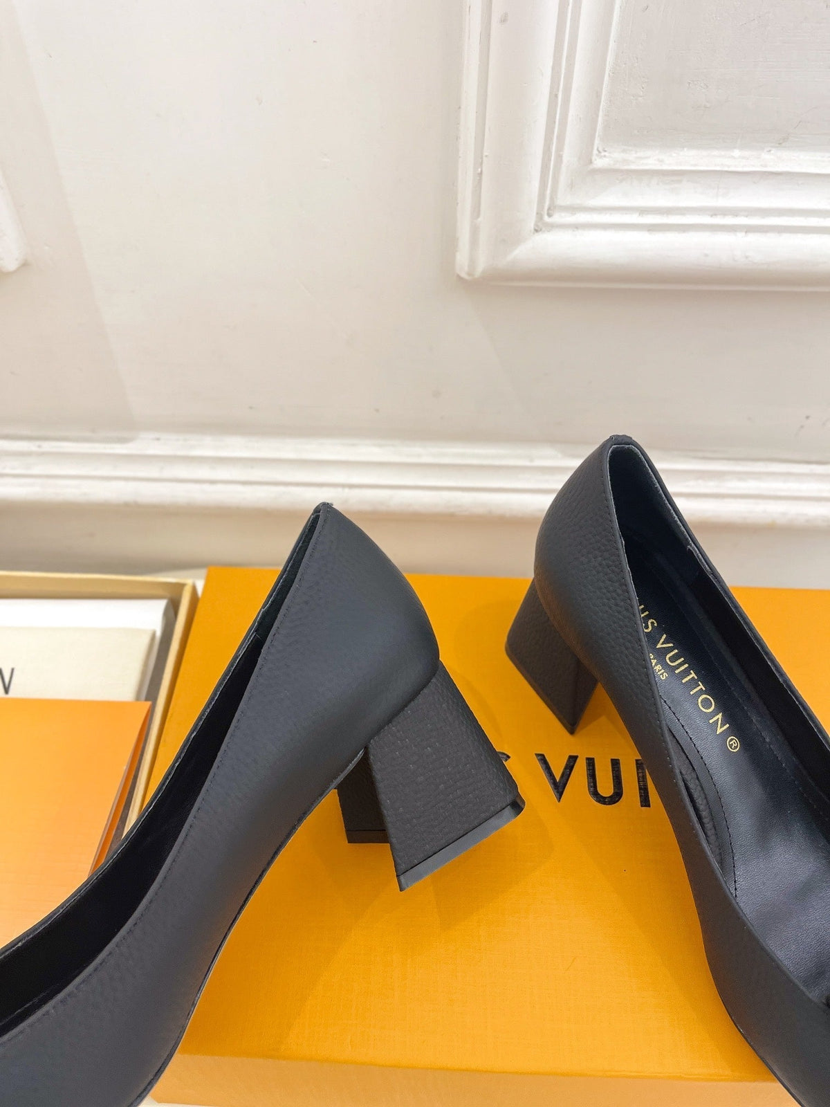 SHAKE PUMP BLOCK HEEL 5.5 CM SANDALS IN BLACK PEPPLE CALFSKIN