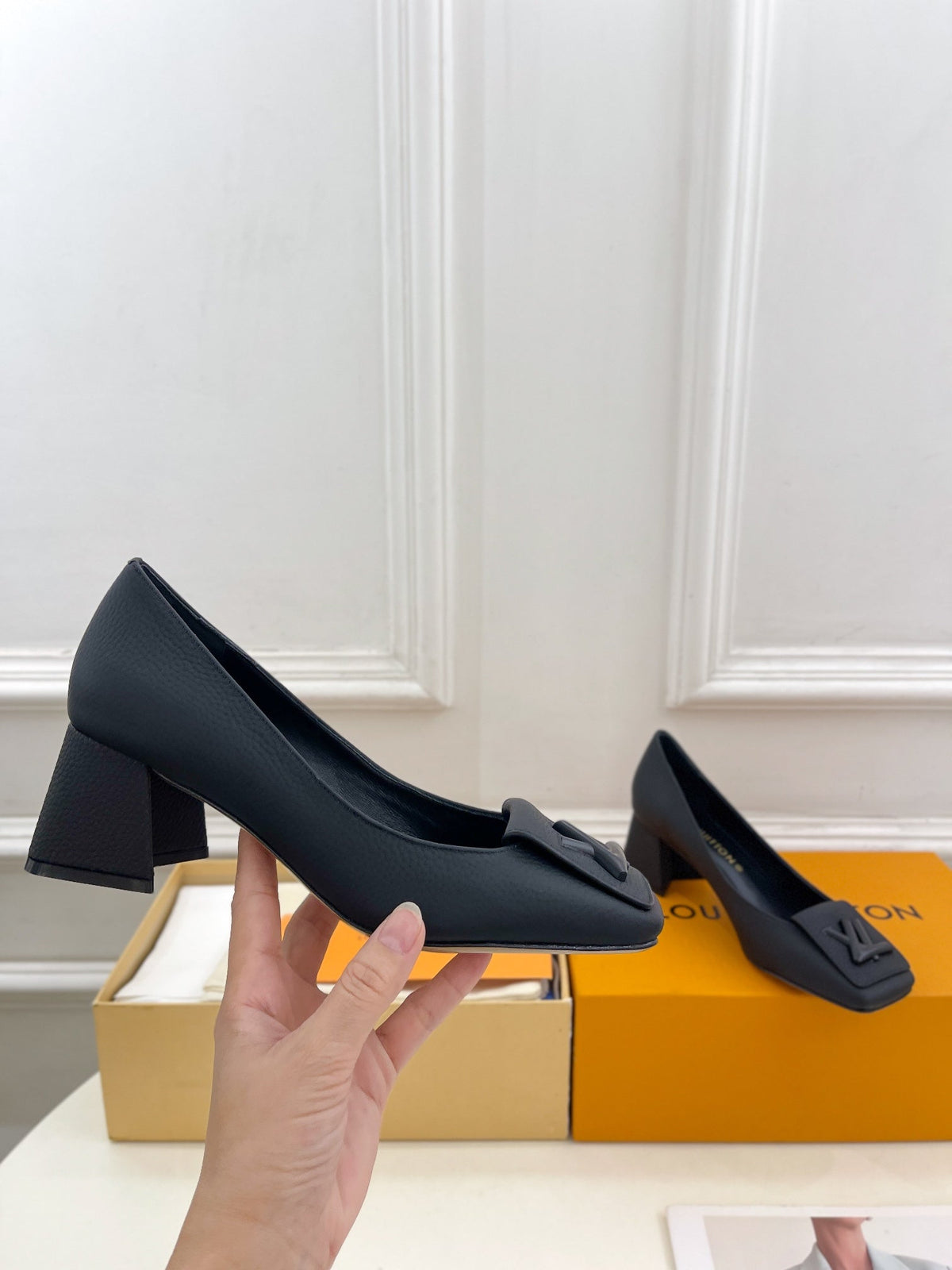 SHAKE PUMP BLOCK HEEL 5.5 CM SANDALS IN BLACK PEPPLE CALFSKIN
