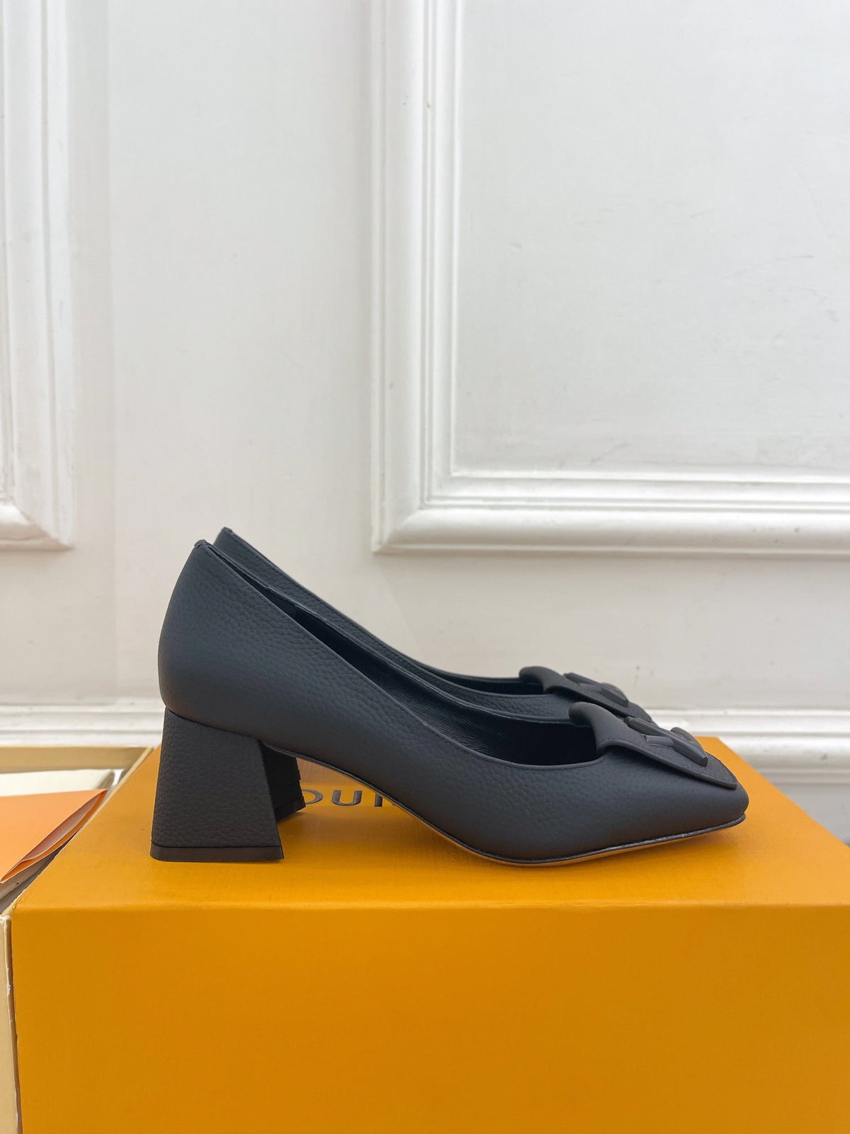SHAKE PUMP BLOCK HEEL 5.5 CM SANDALS IN BLACK PEPPLE CALFSKIN