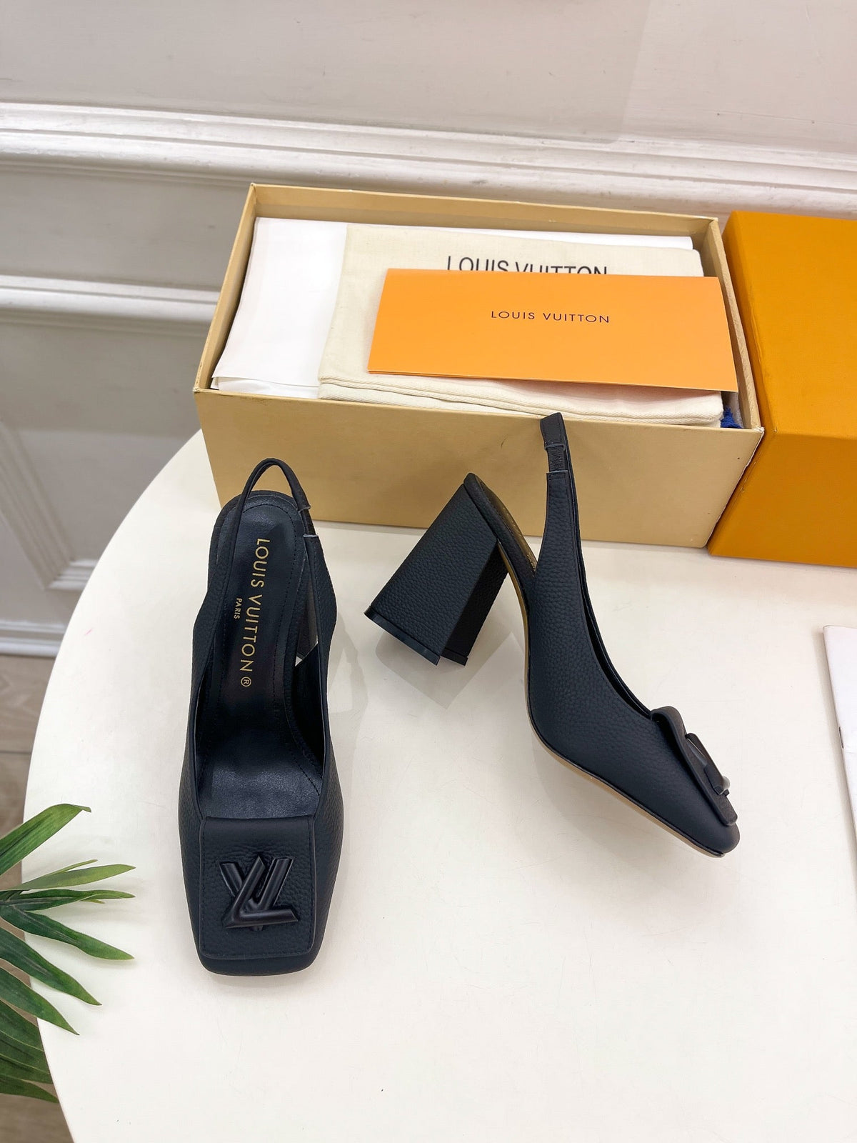SHAKE SQUARE-TOE BLOCK HEEL 9 CM SANDALS IN BLACK PEPPLE CALFSKIN
