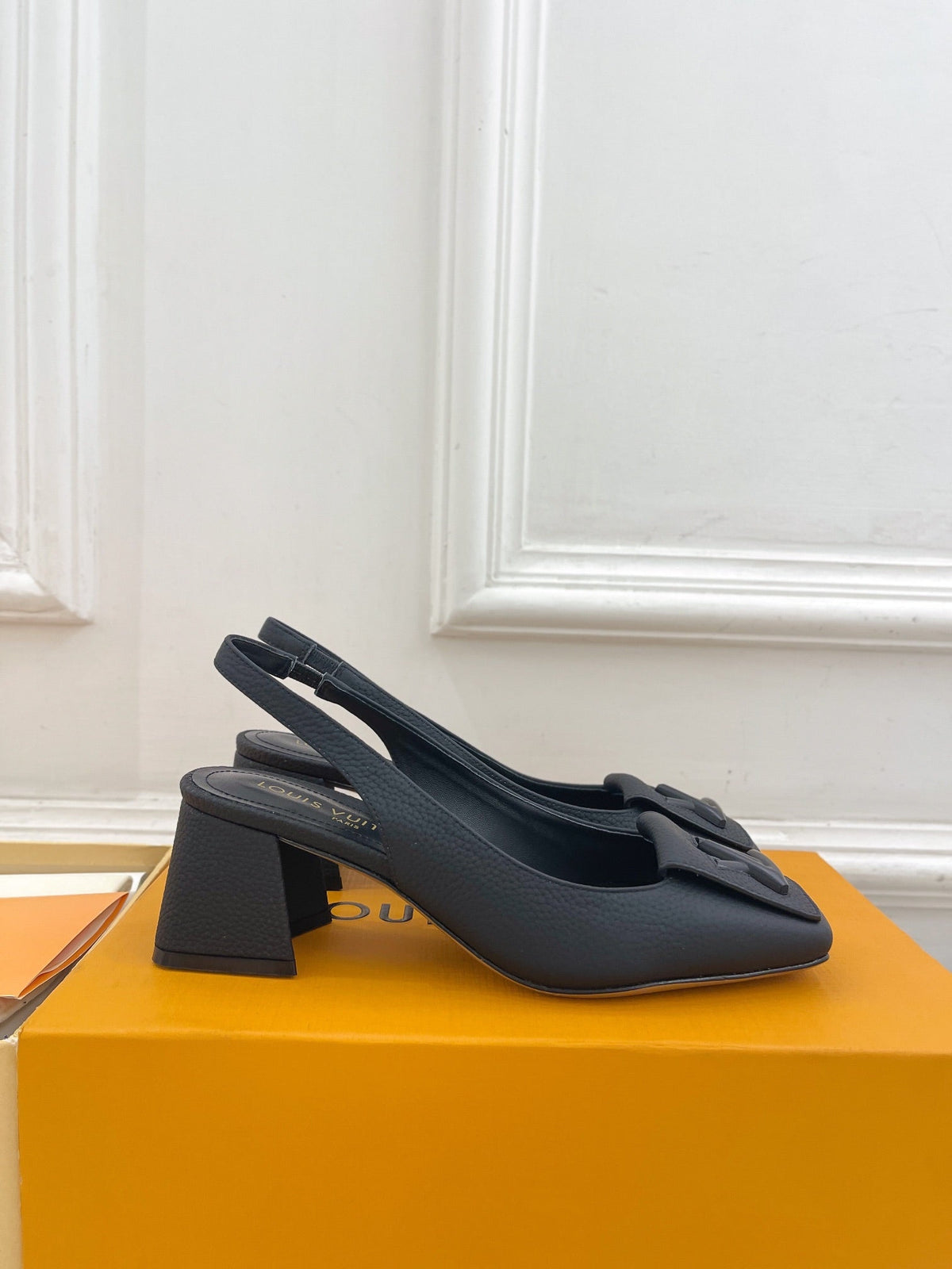 SHAKE SQUARE-TOE BLOCK HEEL 5.5 CM SANDALS IN BLACK PEPPLE CALFSKIN