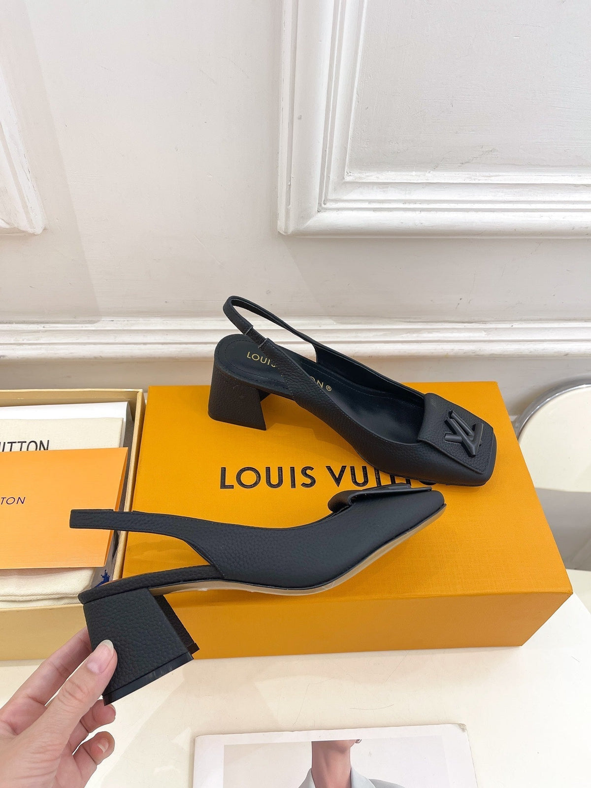 SHAKE SQUARE-TOE BLOCK HEEL 5.5 CM SANDALS IN BLACK PEPPLE CALFSKIN