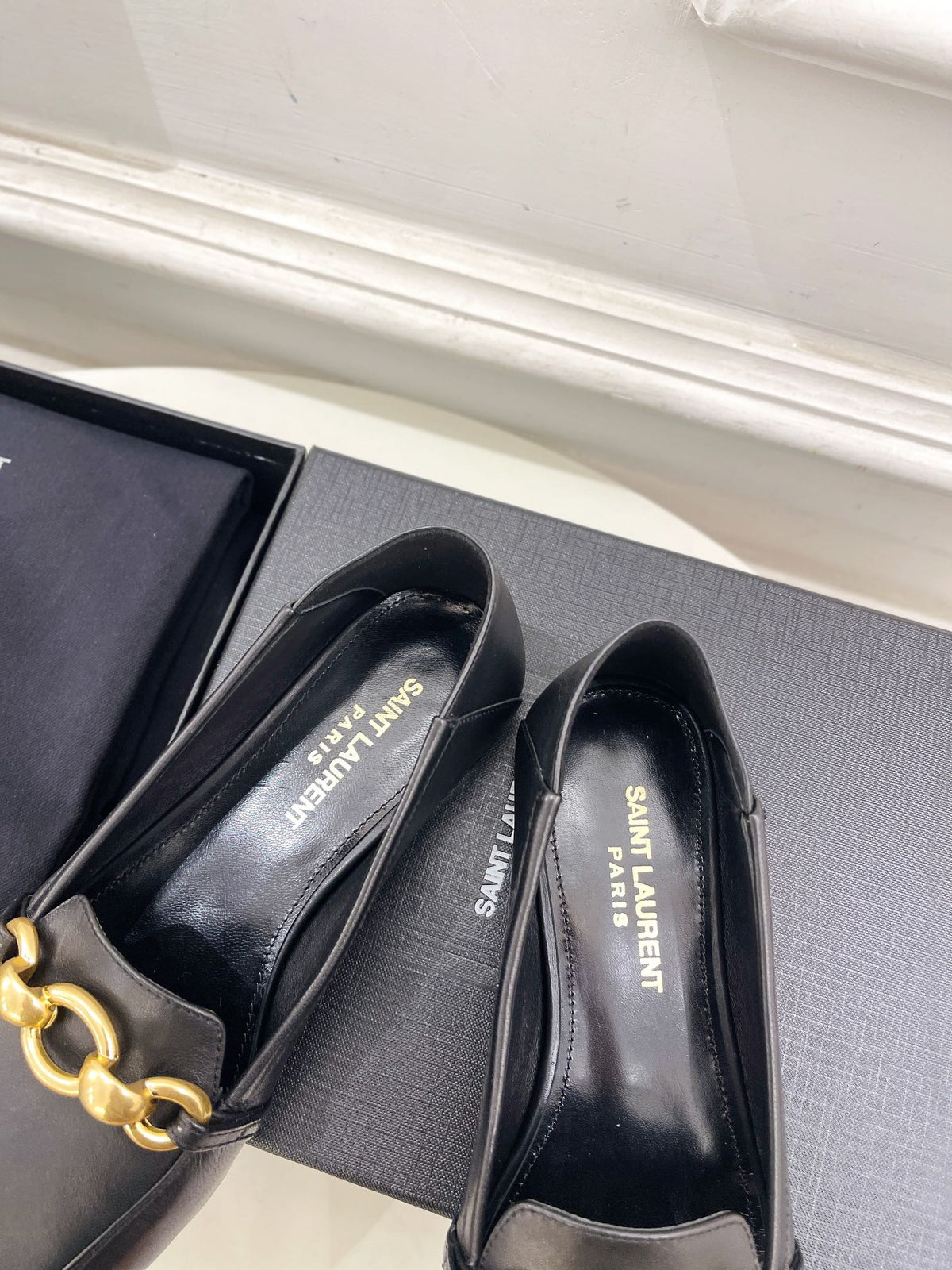 FLAT LOAFERS WITH GOLD CHAIN IN BLACK SMOOTH CALFSKIN