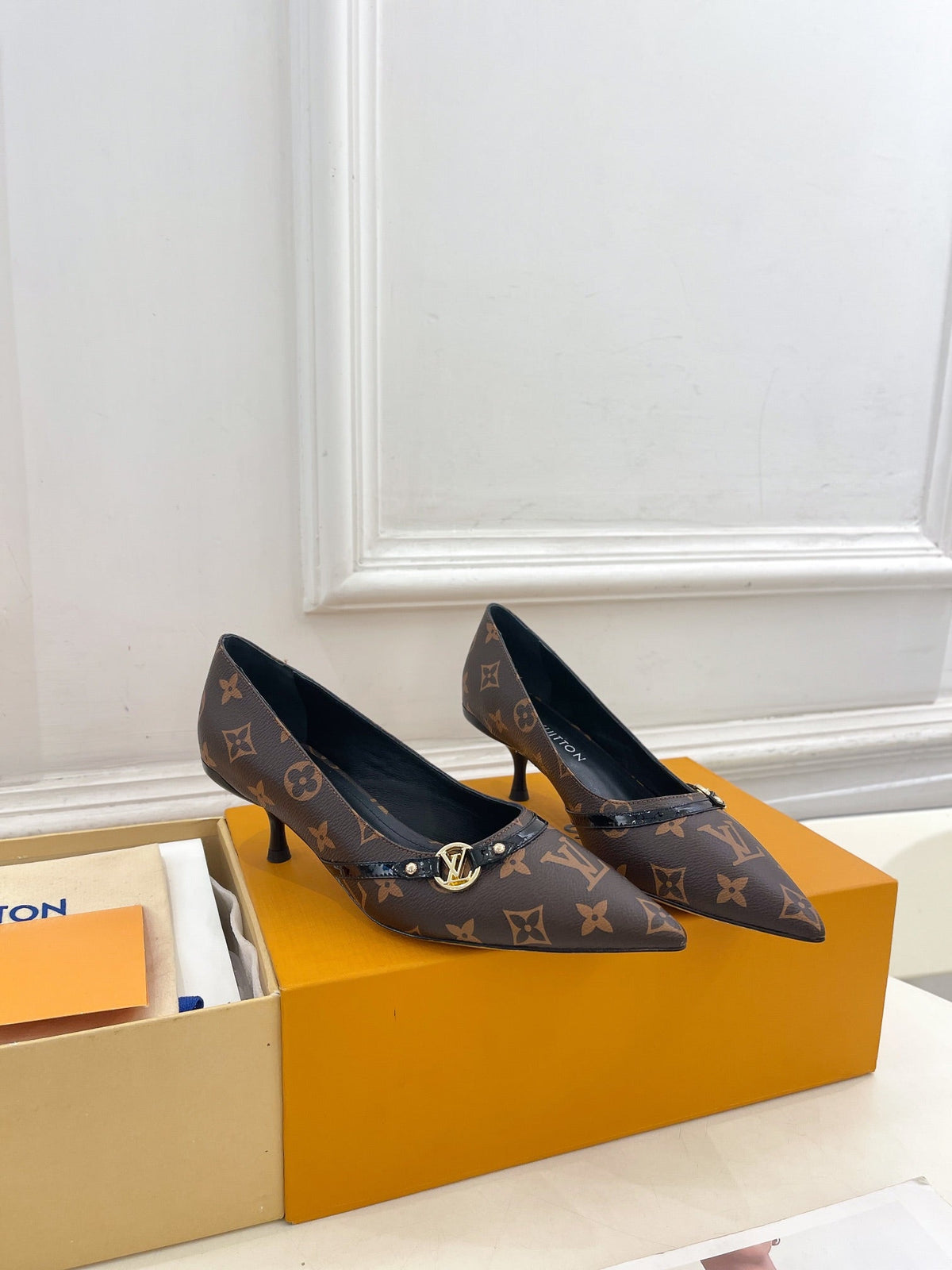 6AM HIGH PUMP 5 CM IN CHOCOLATE BROWN MONOGRAM CALFSKIN