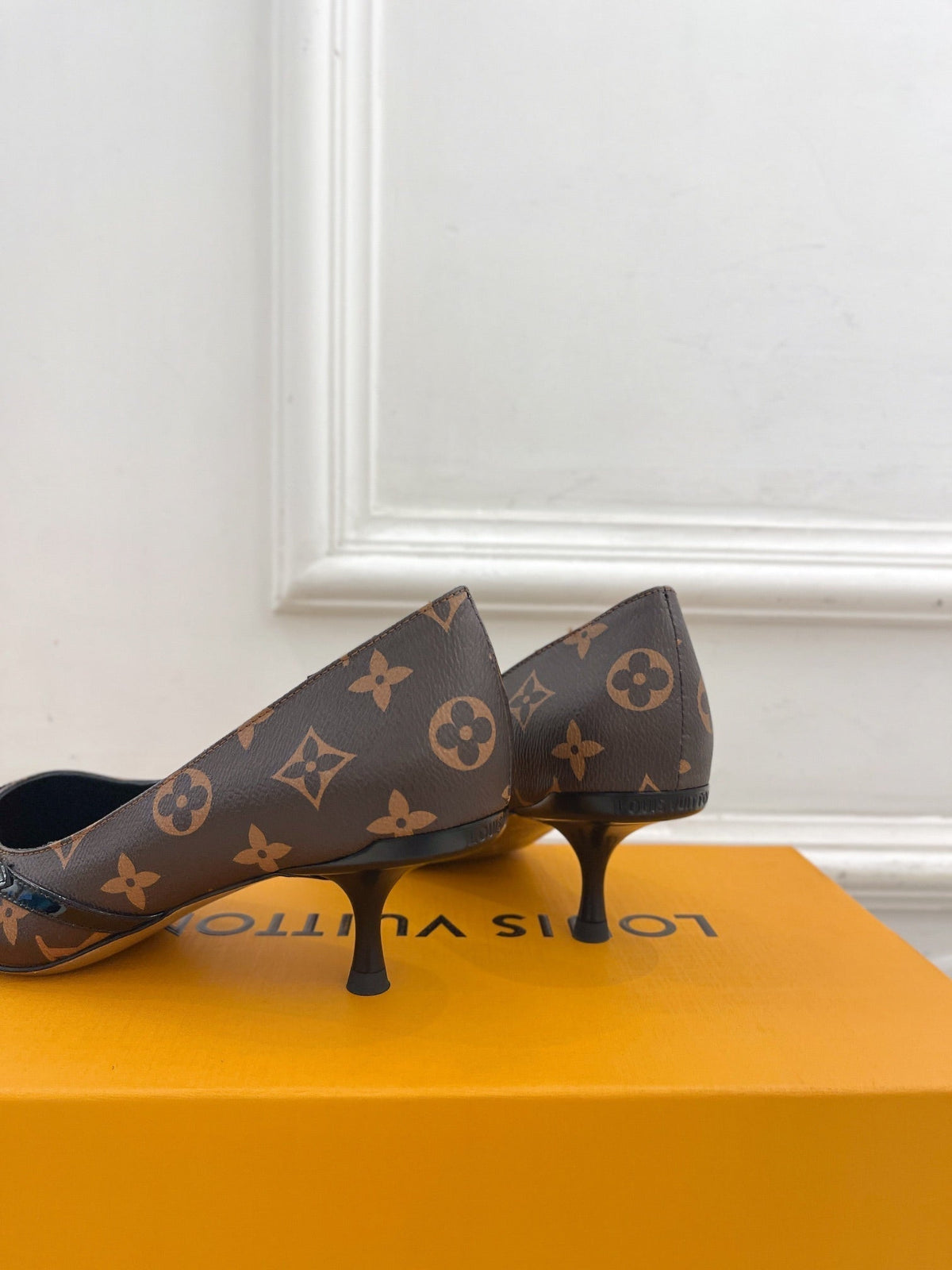 6AM HIGH PUMP 5 CM IN CHOCOLATE BROWN MONOGRAM CALFSKIN