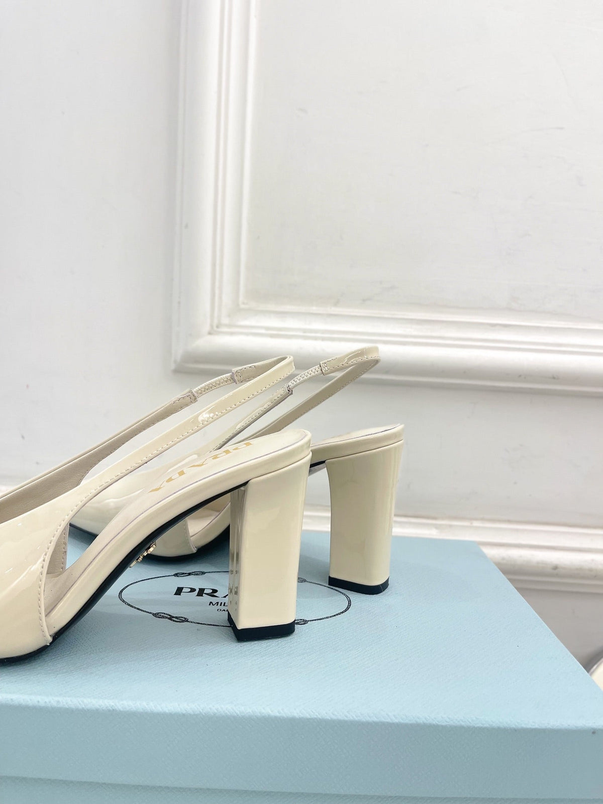 SQUARE TOE SLINGBACK PUMPS IN WHITE GLOSSY CALFSKIN