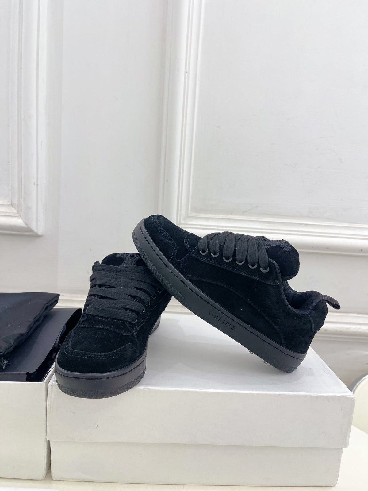 HUNTINGTON LOW LACE-UP SNEAKER IN BLACK SUEDE AND MESH