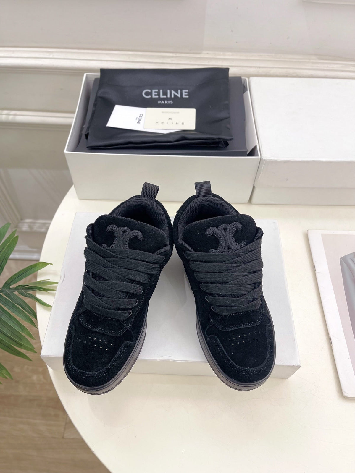 HUNTINGTON LOW LACE-UP SNEAKER IN BLACK SUEDE AND MESH