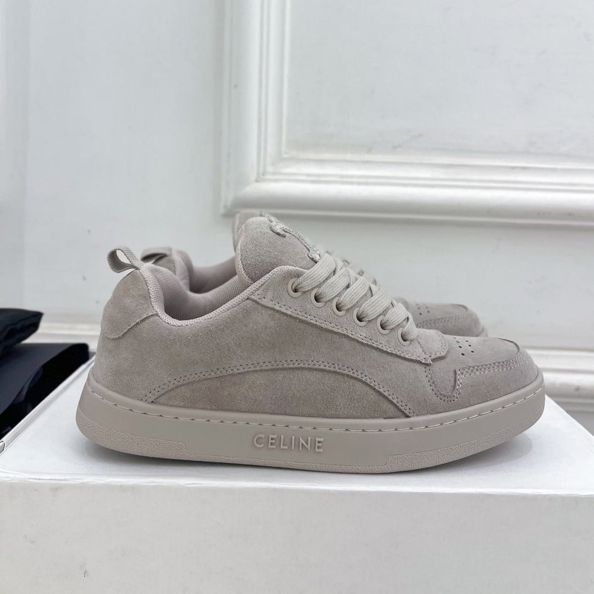 HUNTINGTON LOW LACE-UP SNEAKER IN PASTEL GRAY SUEDE AND MESH