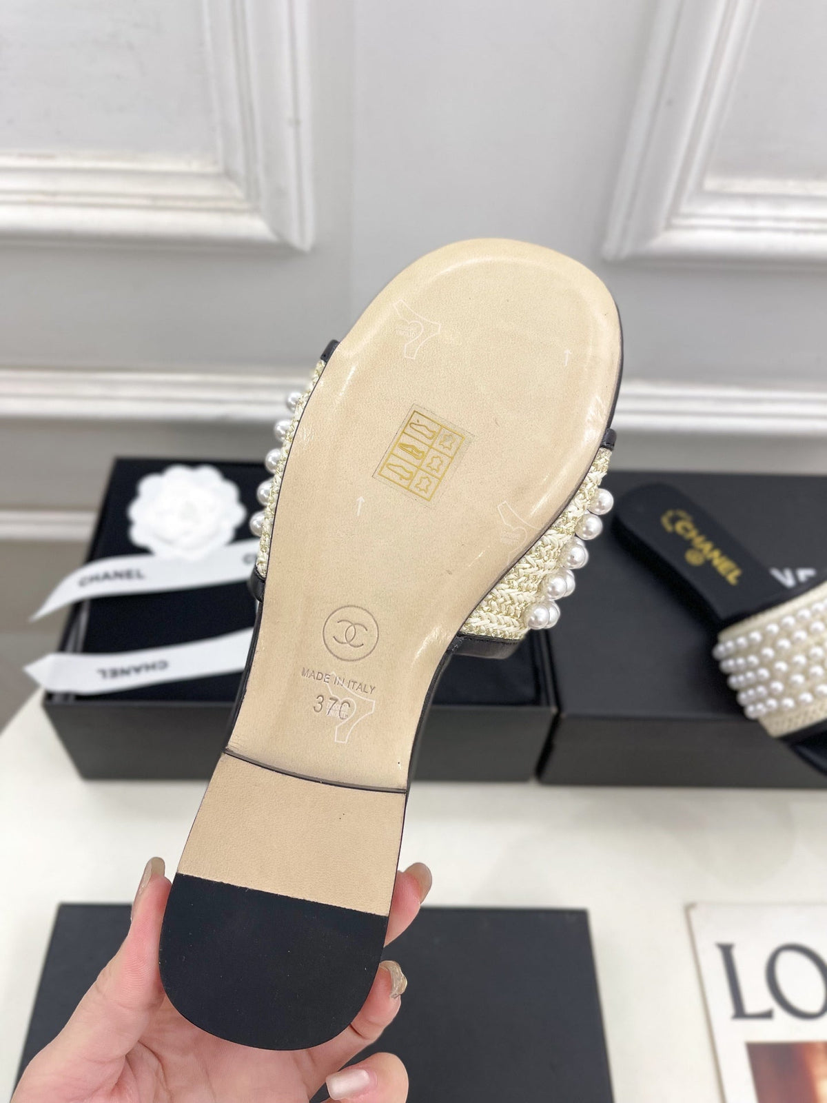 FLAT SLIDE IN BLACK CALFSKIN WITH PEARLS