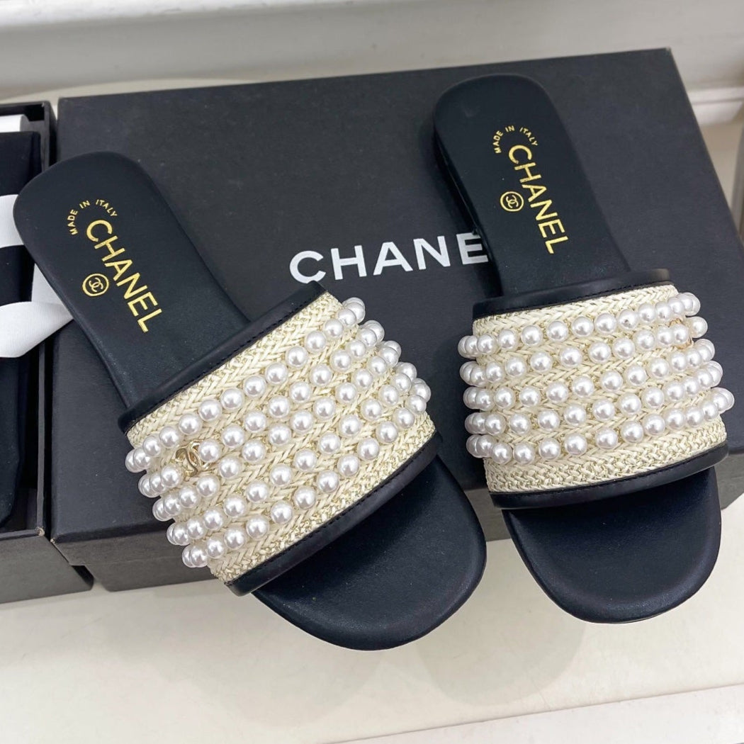 FLAT SLIDE IN BLACK CALFSKIN WITH PEARLS