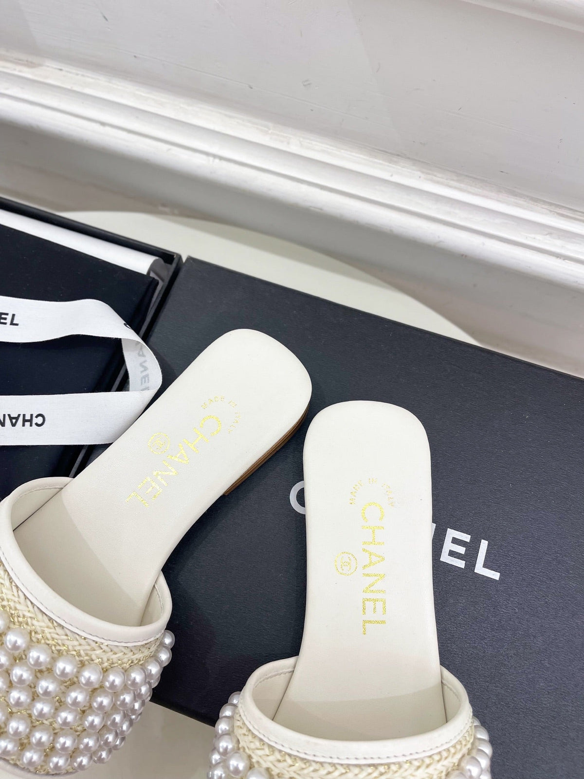 FLAT SLIDE IN WHITE CALFSKIN WITH PEARLS