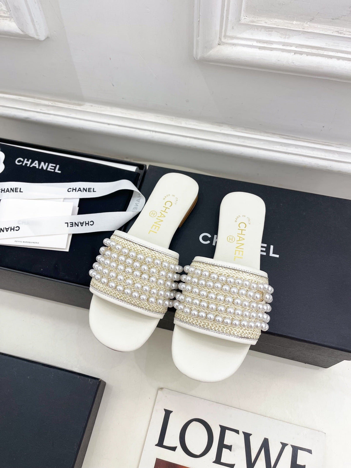 FLAT SLIDE IN WHITE CALFSKIN WITH PEARLS