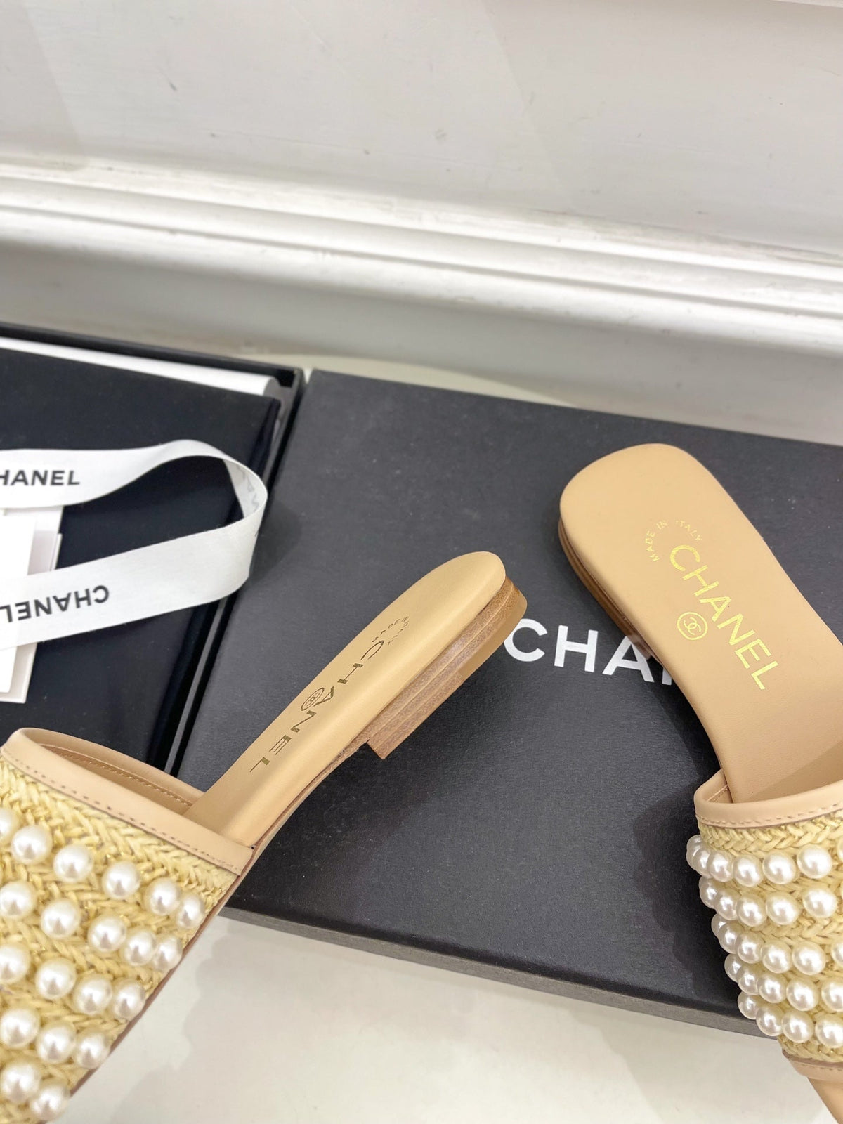 FLAT SLIDE IN FLAX YELLOW CALFSKIN WITH PEARLS