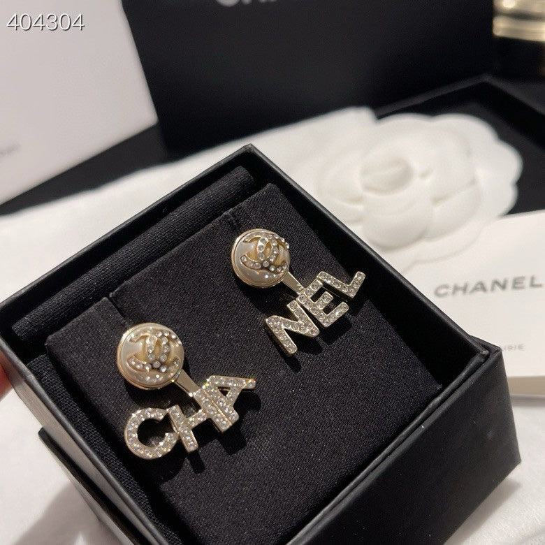 LETTERS CRYSTALS EARRINGS IN METAL GOLD WITH PEARLS
