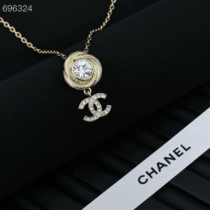 PENDANT NECKLACE IN GOLD TWISTED RIBBED DOUBLE C