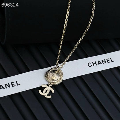 PENDANT NECKLACE IN GOLD TWISTED RIBBED DOUBLE C