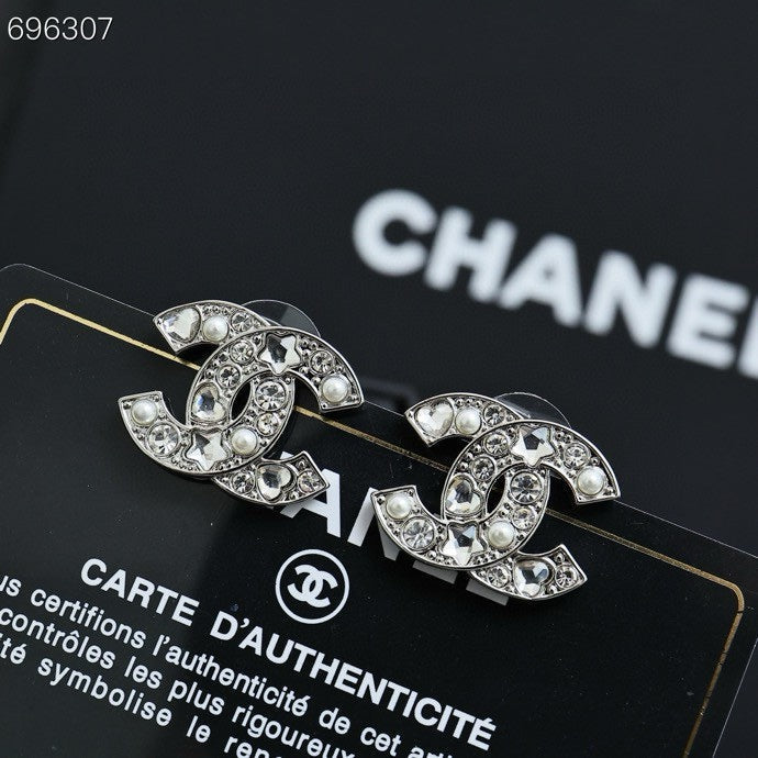 STUD EARRINGS IN SILVER METAL PEARLY WHITE AND CRYSTAL