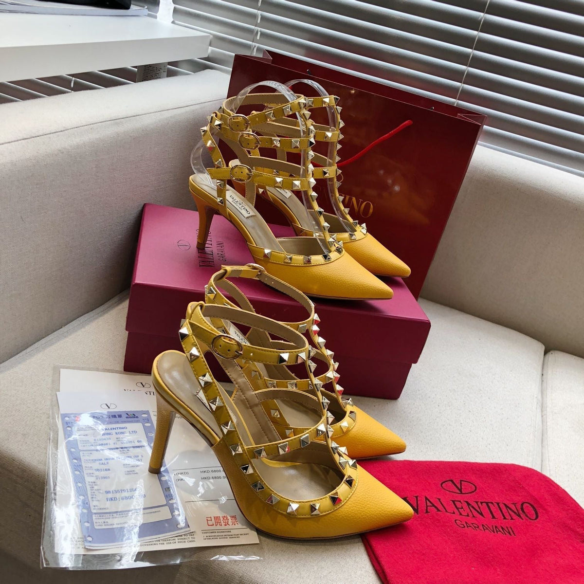 ROCKSTUD GOLDEN YELLOW METALLIC CALFSKIN ANKLE STRAP HIGH SANDAL